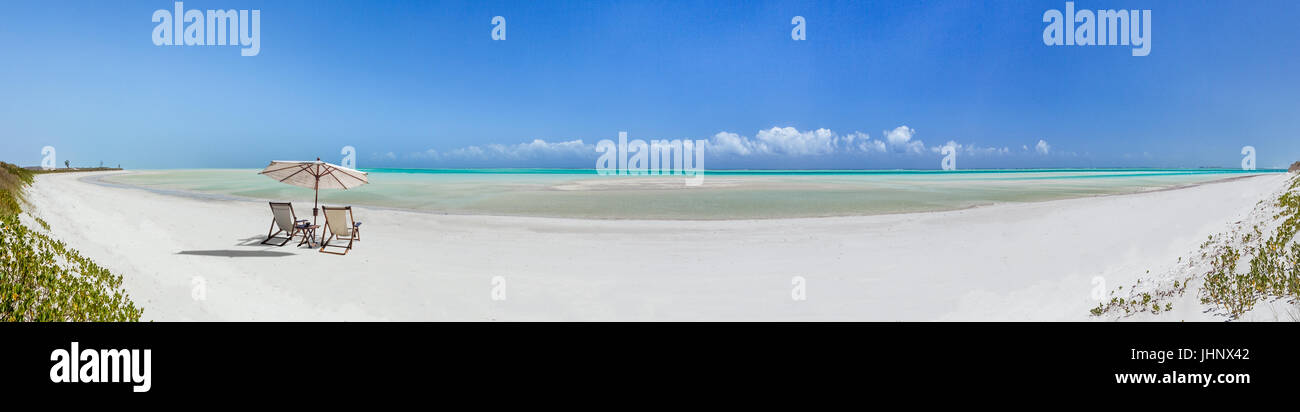 Deux chaises longues sur une plage de sable blanc Banque D'Images