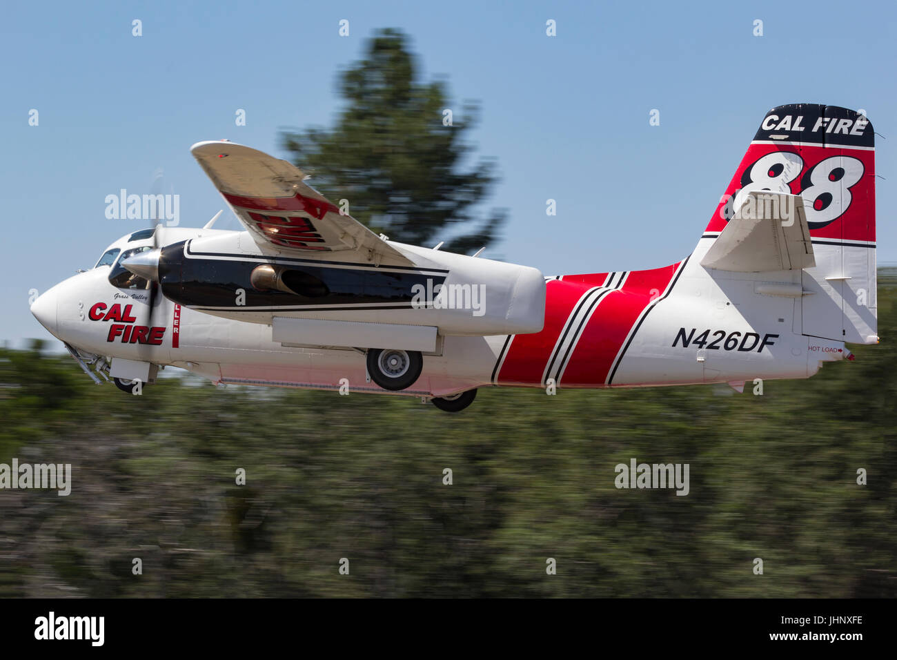 S-2F3À Tracker, la FDC 88, obtient de l'herbe en suspension dans l'air de la vallée de la base d'attaque dans le Nord de la Californie en route vers une forêt. Banque D'Images
