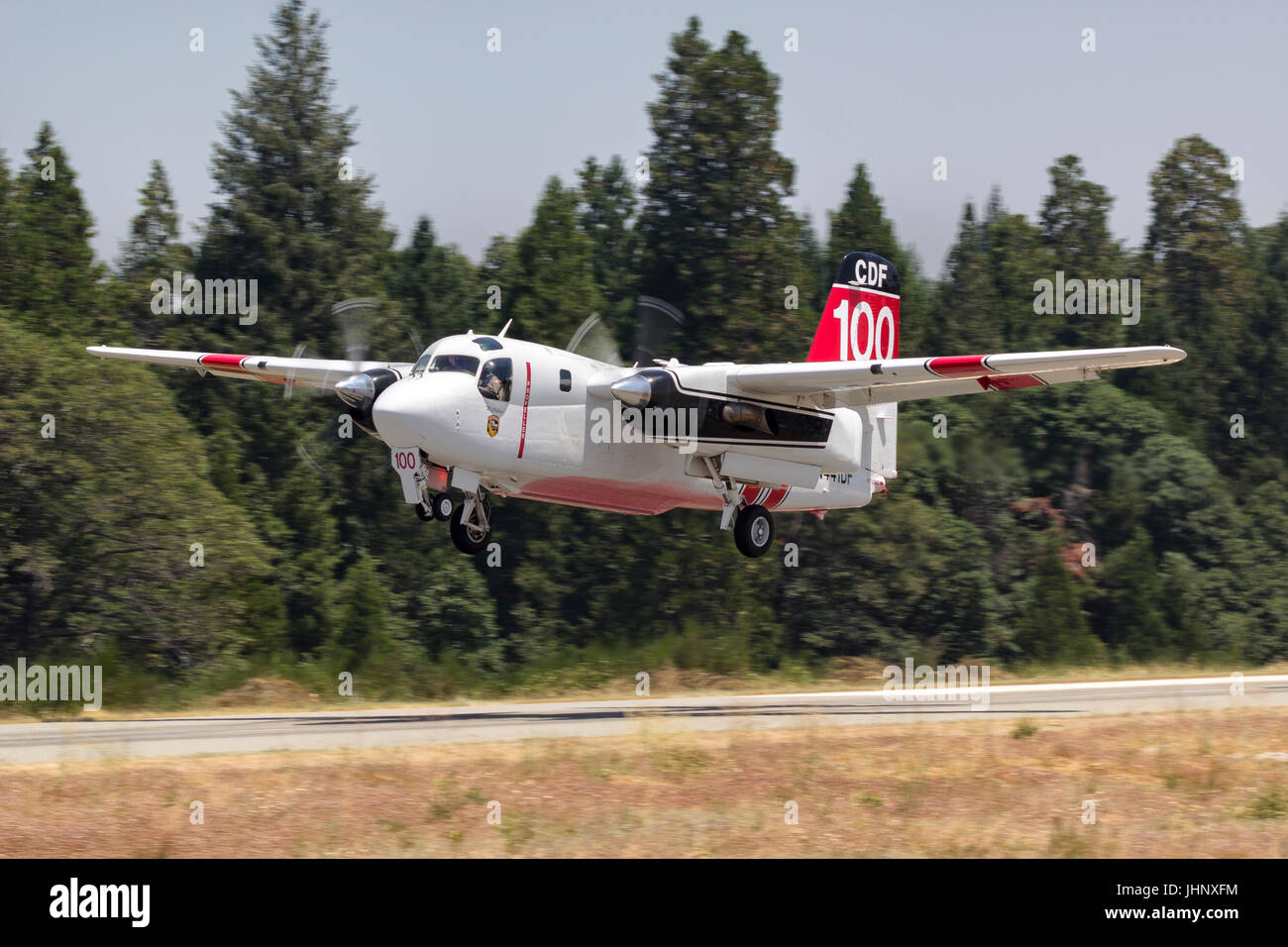 S-2F3À Tracker, CDF 100, obtient de l'aéroporté Air Base attaque Grass Valley en Californie du Nord en route vers une forêt. Banque D'Images