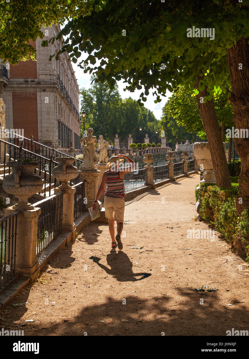 Femme marche à travers les jardins du Palais Royal d'Aranjuez qui est la résidence de printemps de la Famille Royale espagnole à proximité de Madrid Espagne Banque D'Images
