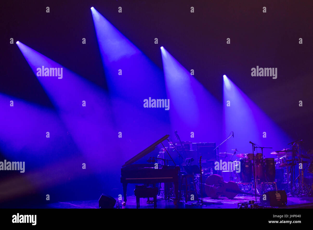 Les instruments de musique sur scène avec un éclairage de scène dramatique Banque D'Images