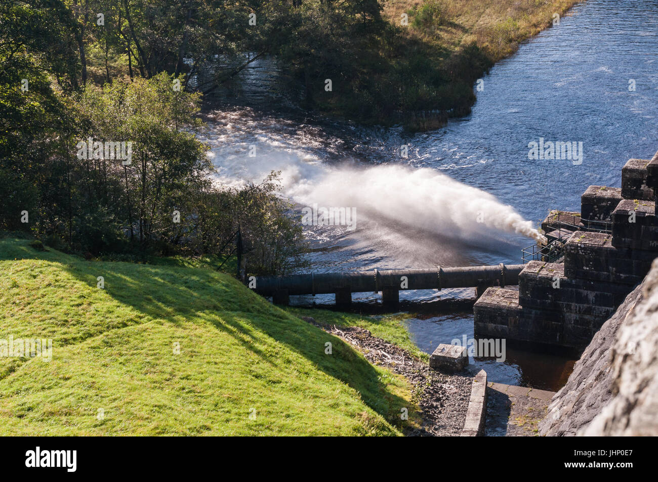 Lake Vyrnwy avec de l'eau du barrage de compensation s'ouvrent, Pays de Galles Banque D'Images