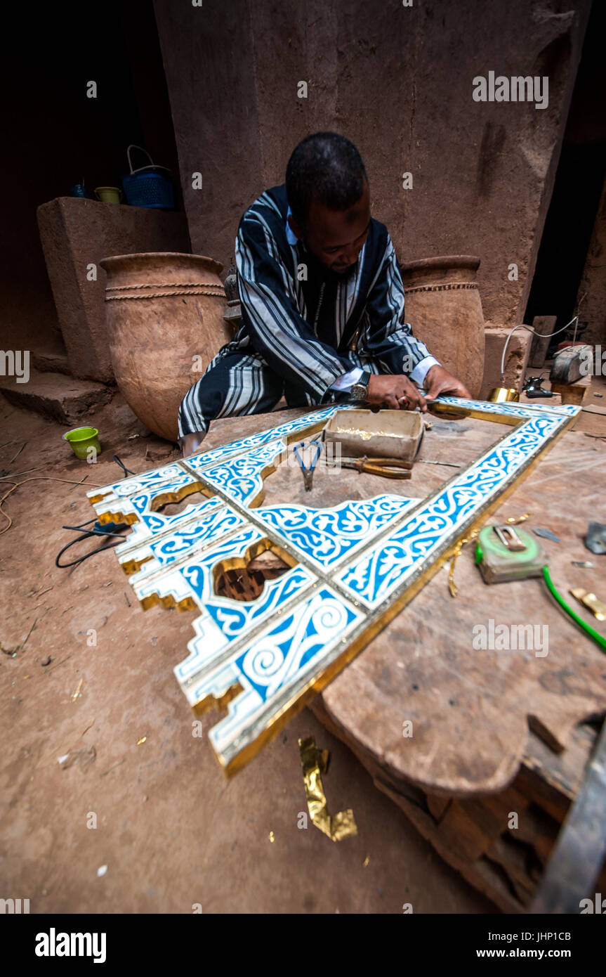 L'homme au travail artisanal, Zagora, Maroc Banque D'Images