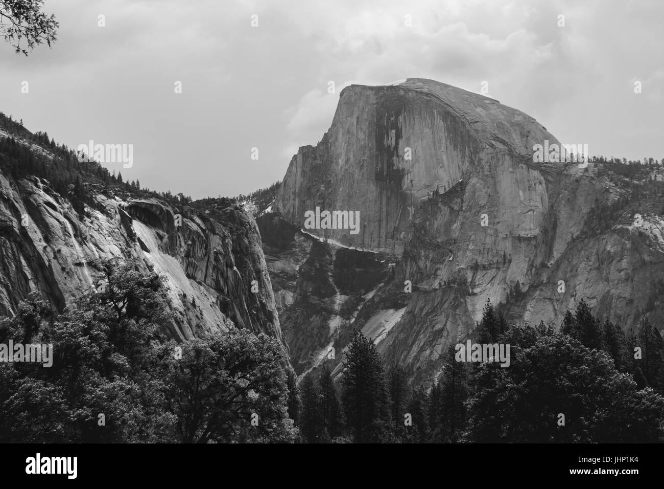 Le noir et blanc sur les montagnes y compris Demi Dôme après 16 km de randonnée sur Yosemite Falls sentier menant au sommet de l'Dome-Photography par Paul Toillion Banque D'Images