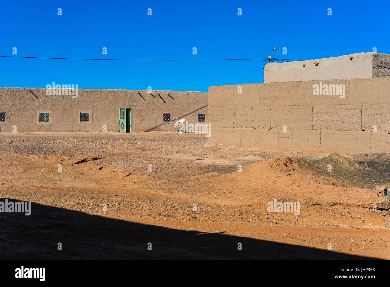 Maison dans le petit village désert du Sahara, près de Merzouga, Maroc Banque D'Images