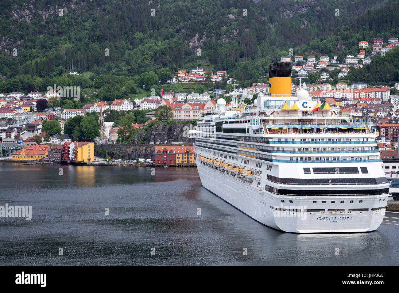 Le Costa Favolosa à Bergen, Norvège. Costa Cruises est une compagnie de croisières Italienne, basée à Gênes et sous contrôle de la Carnival Corporation & plc. Banque D'Images