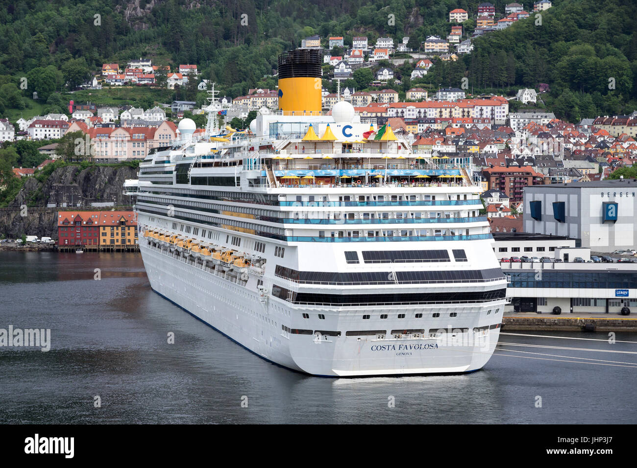Le Costa Favolosa à Bergen, Norvège. Costa Cruises est une compagnie de croisières Italienne, basée à Gênes et sous contrôle de la Carnival Corporation & plc. Banque D'Images