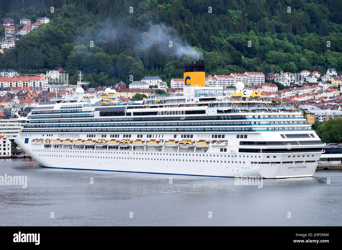Le Costa Favolosa à Bergen, Norvège. Costa Cruises est une compagnie de croisières Italienne, basée à Gênes et sous contrôle de la Carnival Corporation & plc. Banque D'Images