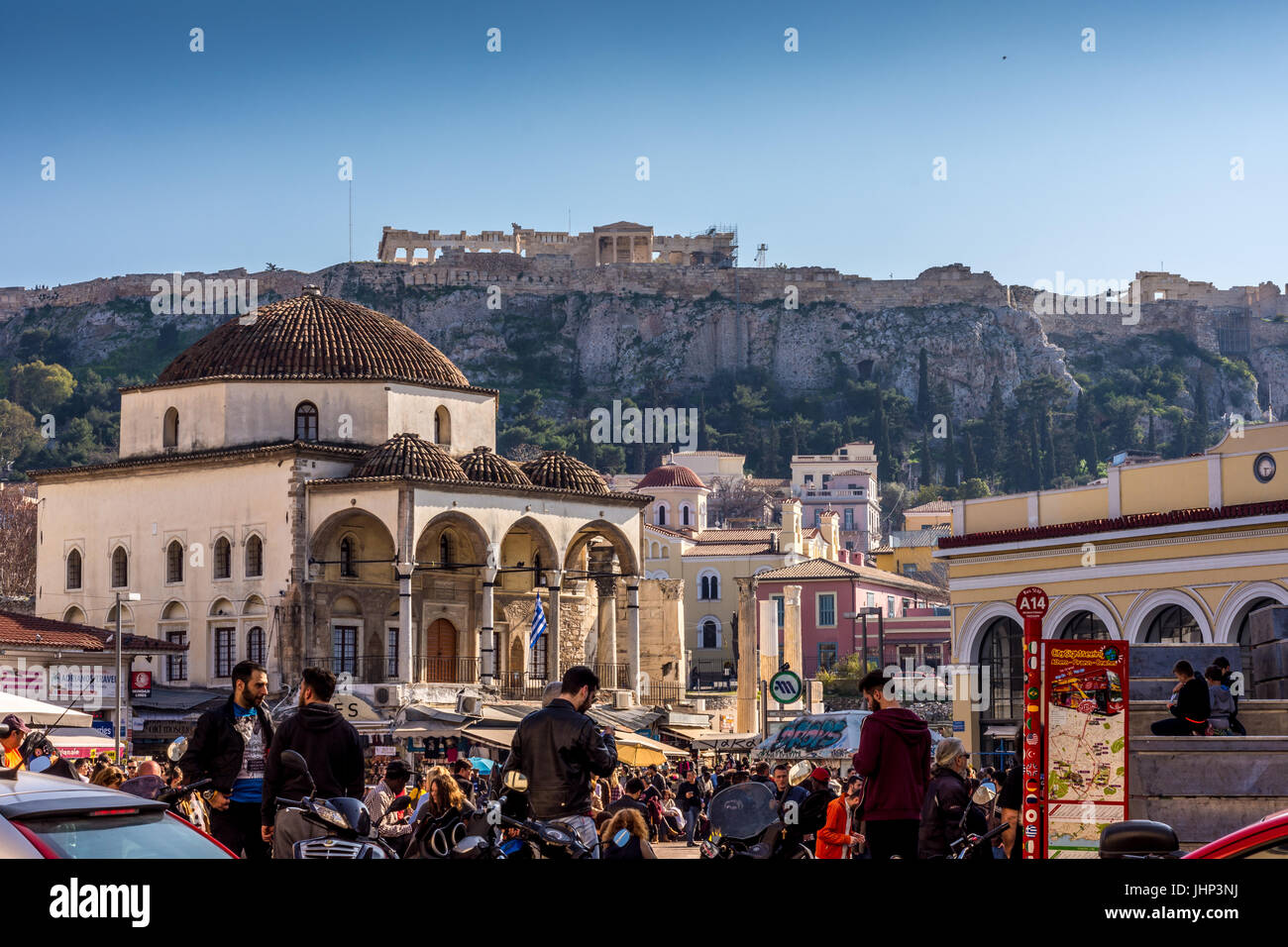 Athènes, Grèce - mars 4, 2017 : longue après-midi au quartier de Monastiraki avec l'Acropole et le Parthénon en arrière-plan. Banque D'Images