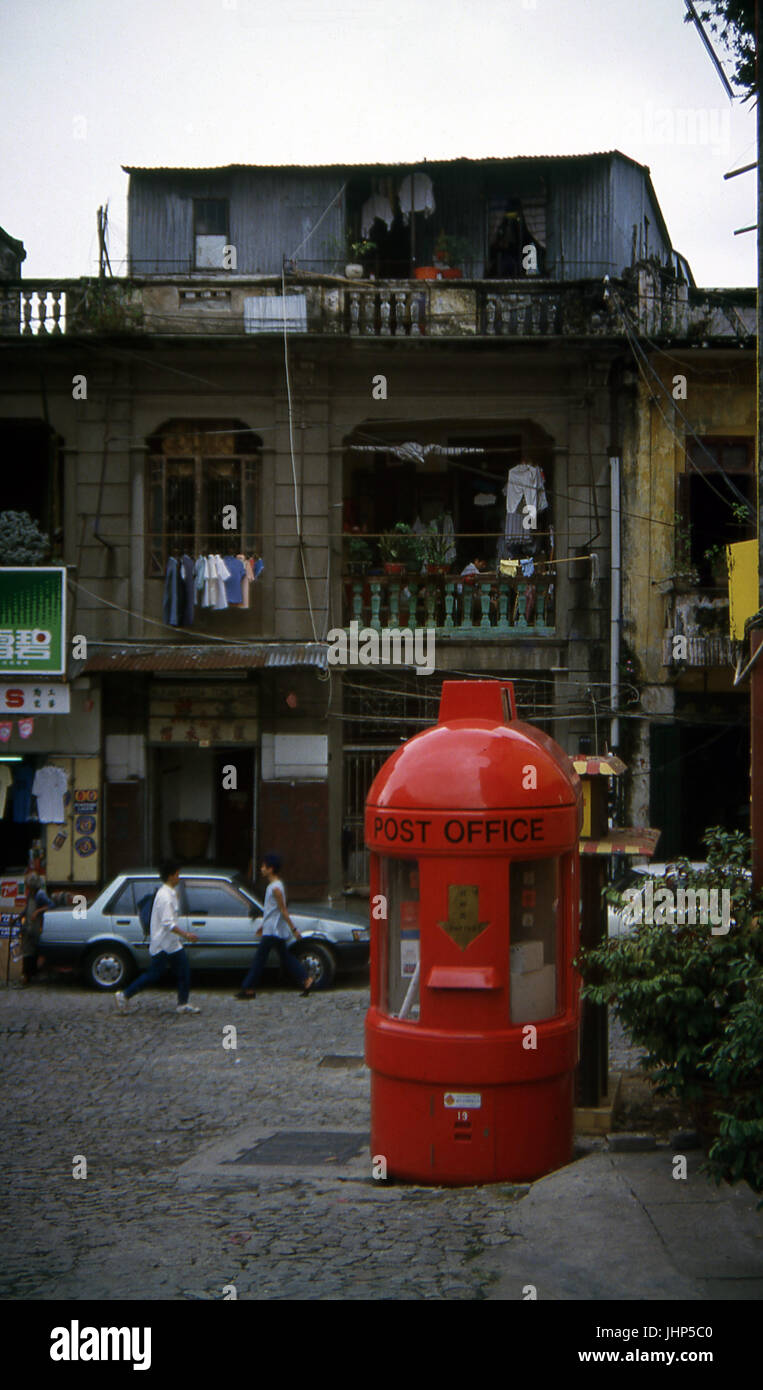 Rue avec cabine téléphonique ; Macao, Chine Banque D'Images