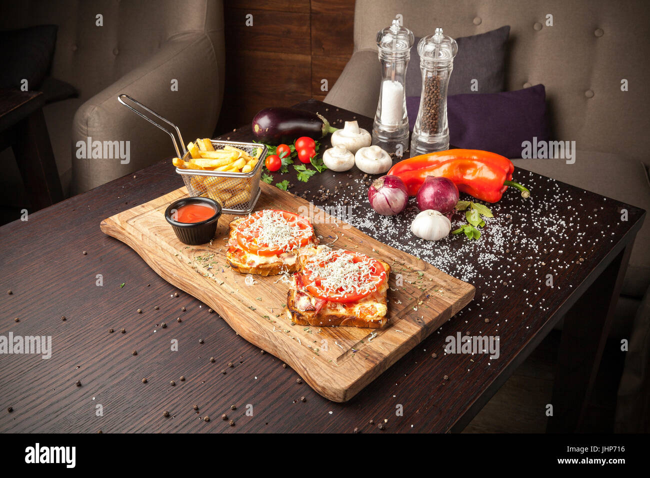 Pain grillé à la tomate et fromage fondu et frites Banque D'Images Pain grillé à la tomate et fromage fondu et frites Banque D'Images