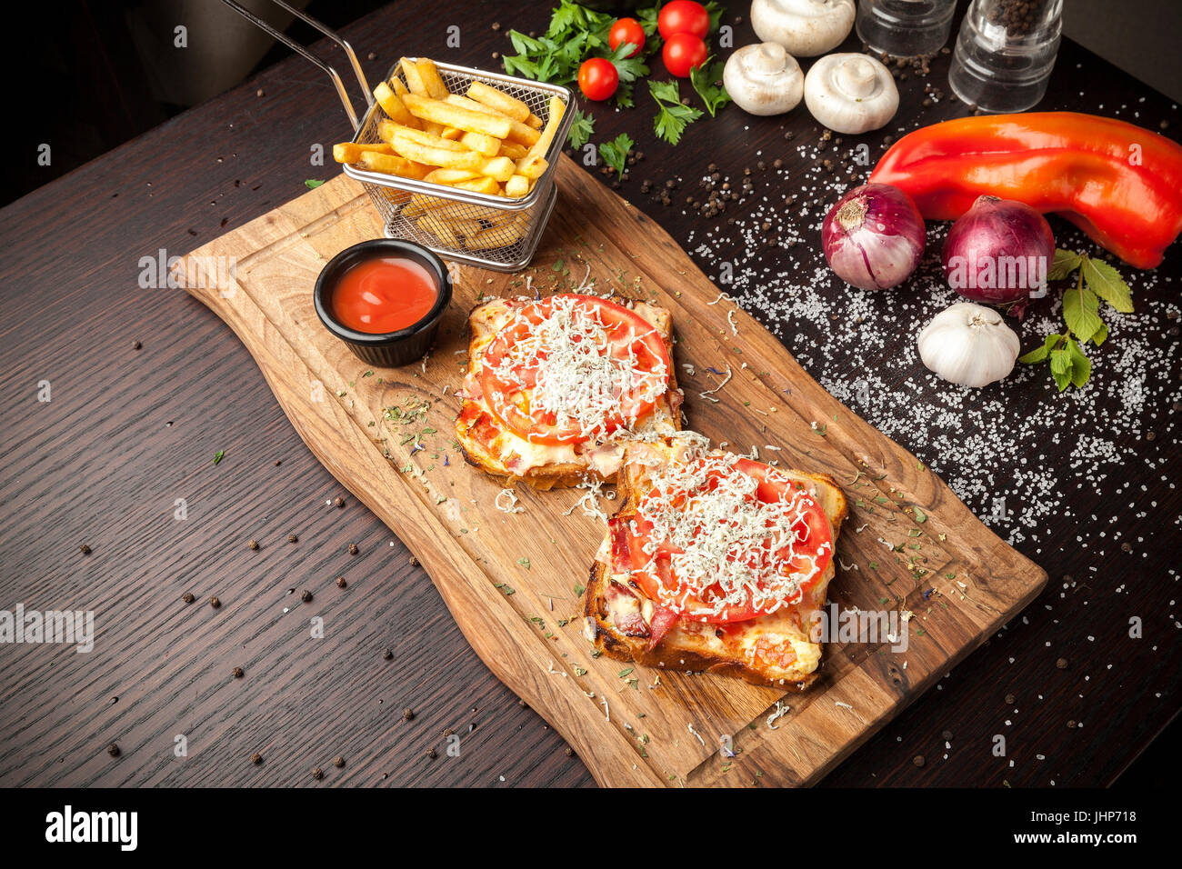 Pain grillé à la tomate et fromage fondu et frites Banque D'Images Pain grillé à la tomate et fromage fondu et frites Banque D'Images