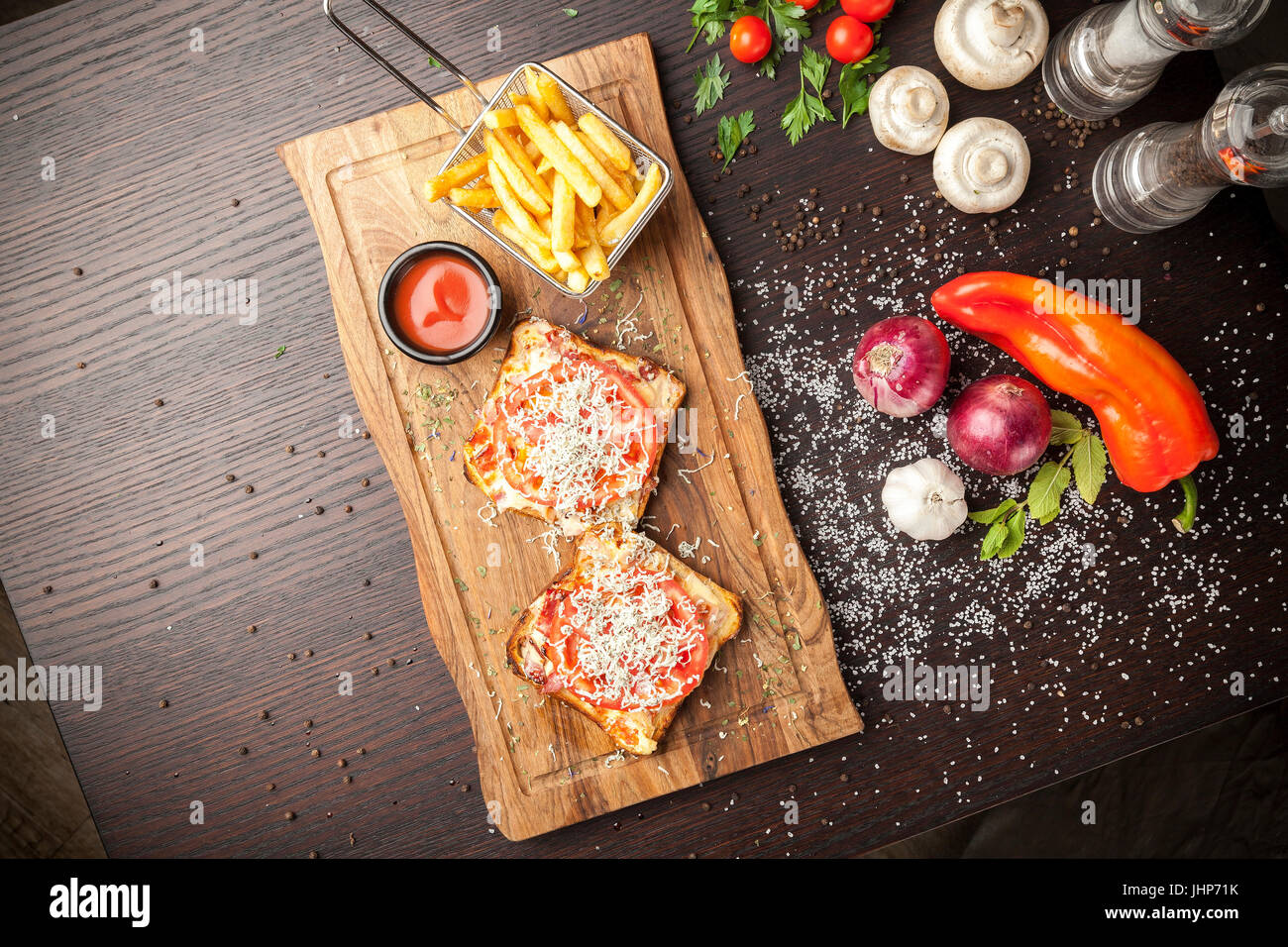 Pain grillé à la tomate et fromage fondu et frites Banque D'Images Pain grillé à la tomate et fromage fondu et frites Banque D'Images