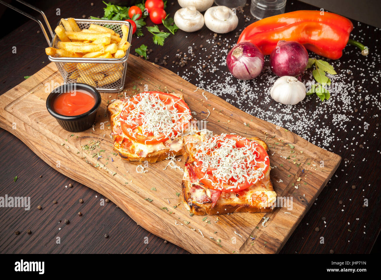 Pain grillé à la tomate et fromage fondu et frites Banque D'Images Pain grillé à la tomate et fromage fondu et frites Banque D'Images