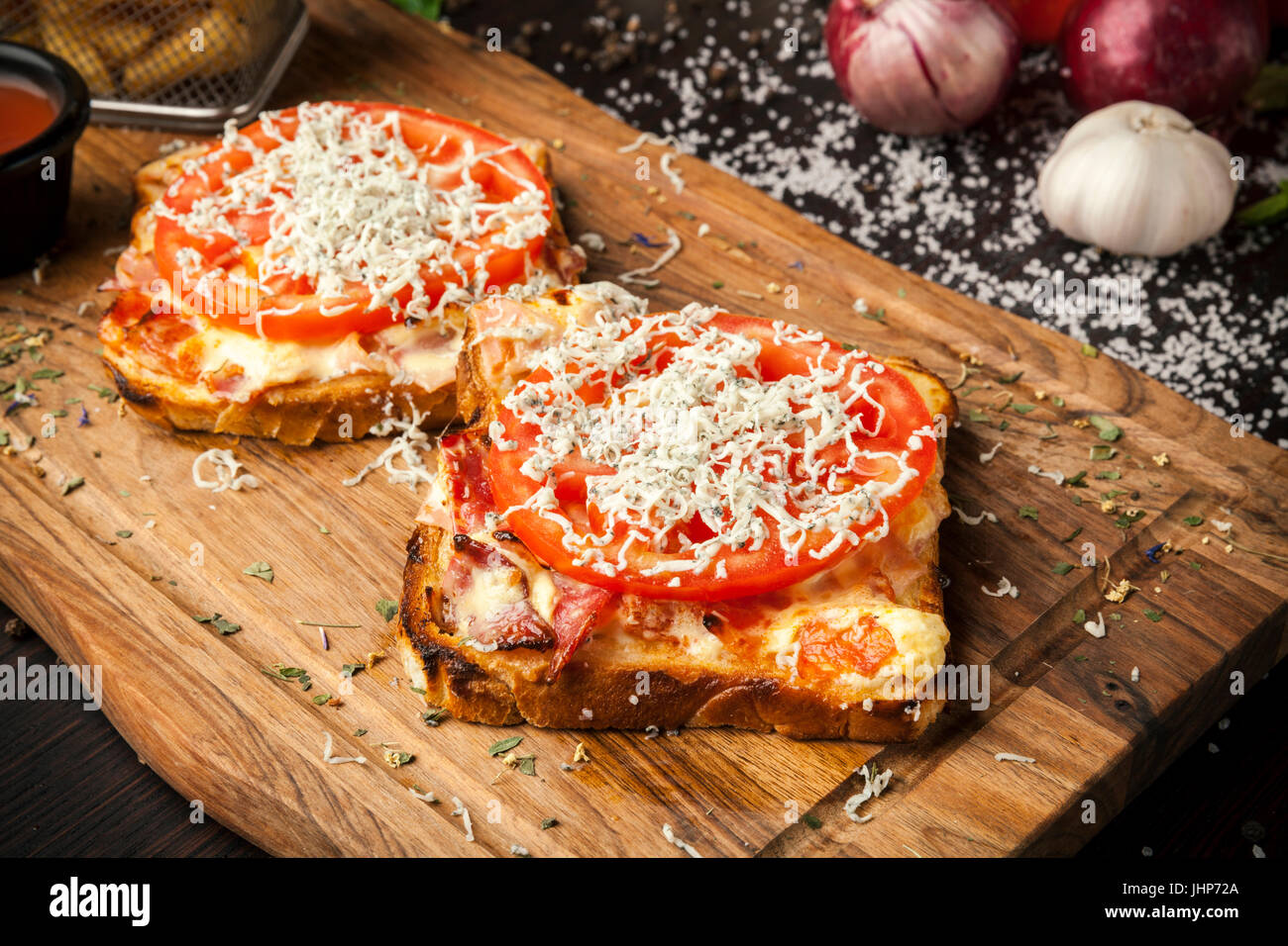Pain grillé à la tomate et fromage fondu et frites Banque D'Images Pain grillé à la tomate et fromage fondu et frites Banque D'Images