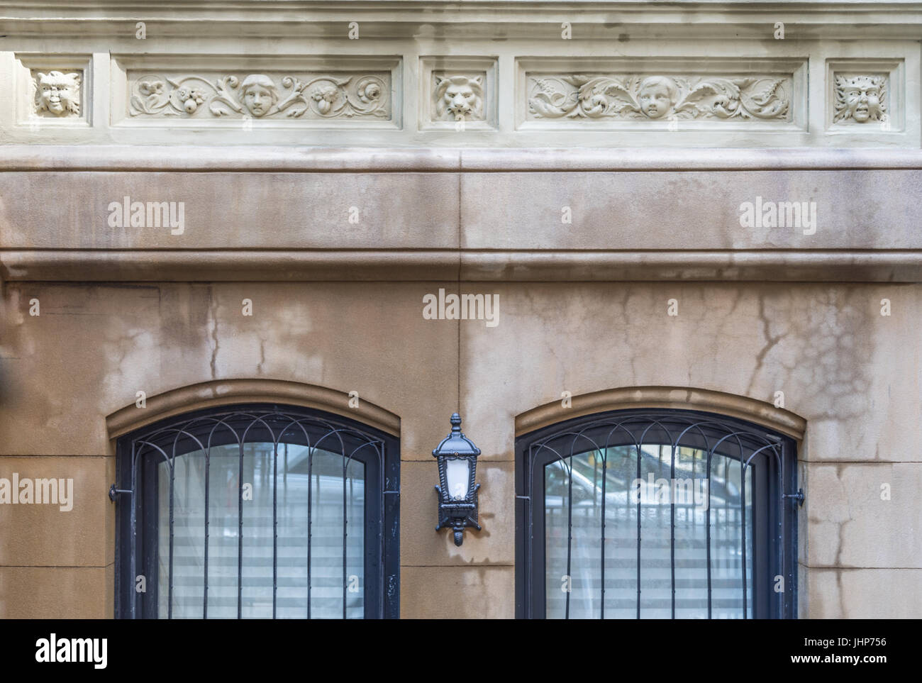 Façade en pierre d'un bâtiment de la ville de New York sur l'Upper East Side de Manhattan Banque D'Images