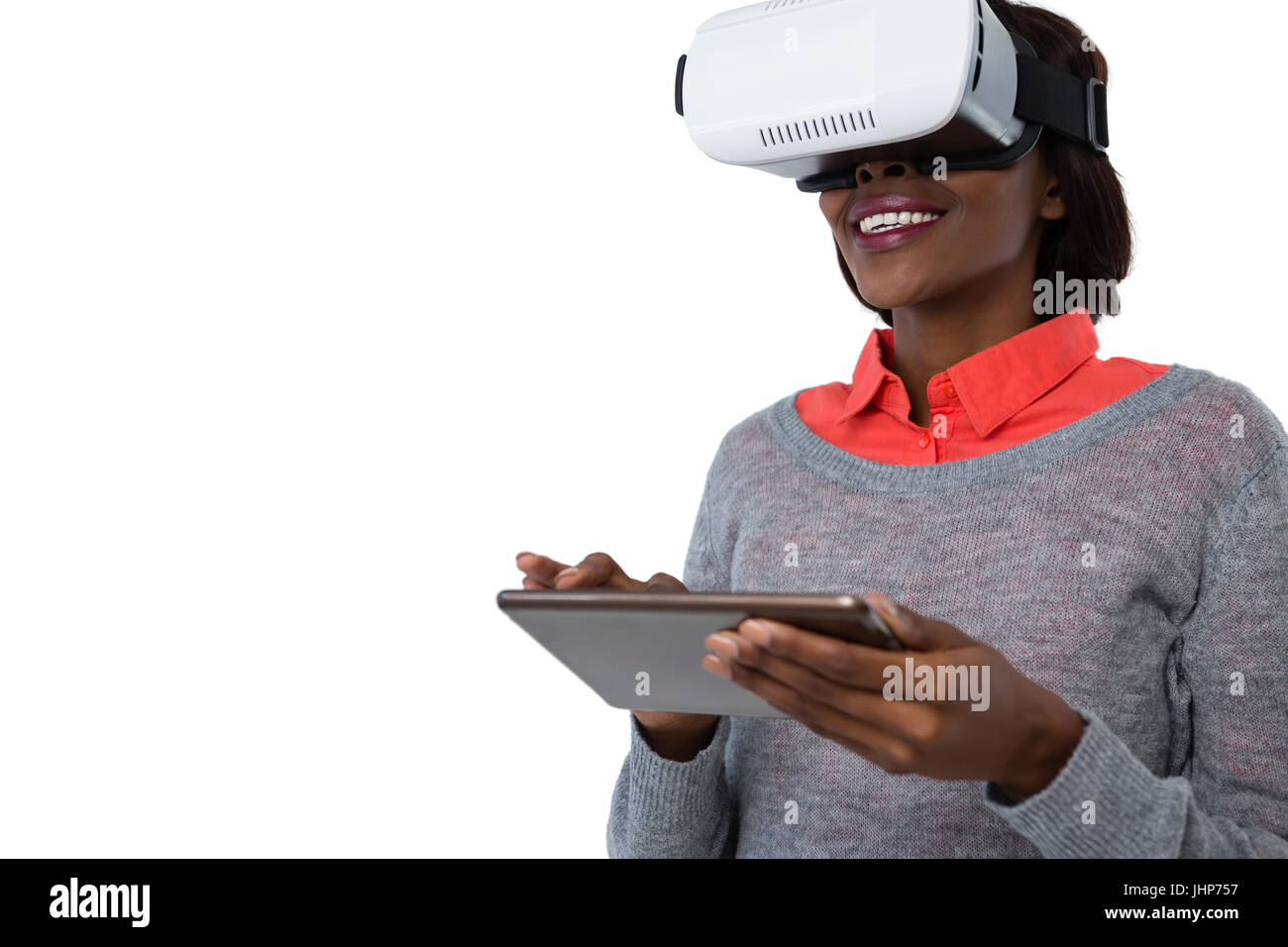 Femme portant des lunettes vr lors de l'utilisation de tablet computer against white background Banque D'Images