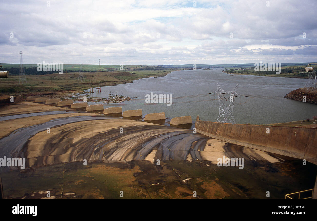 Usine hydroélectrique ; la faiblesse des précipitations ; Vertedouro ; São Paulo, Brésil Banque D'Images