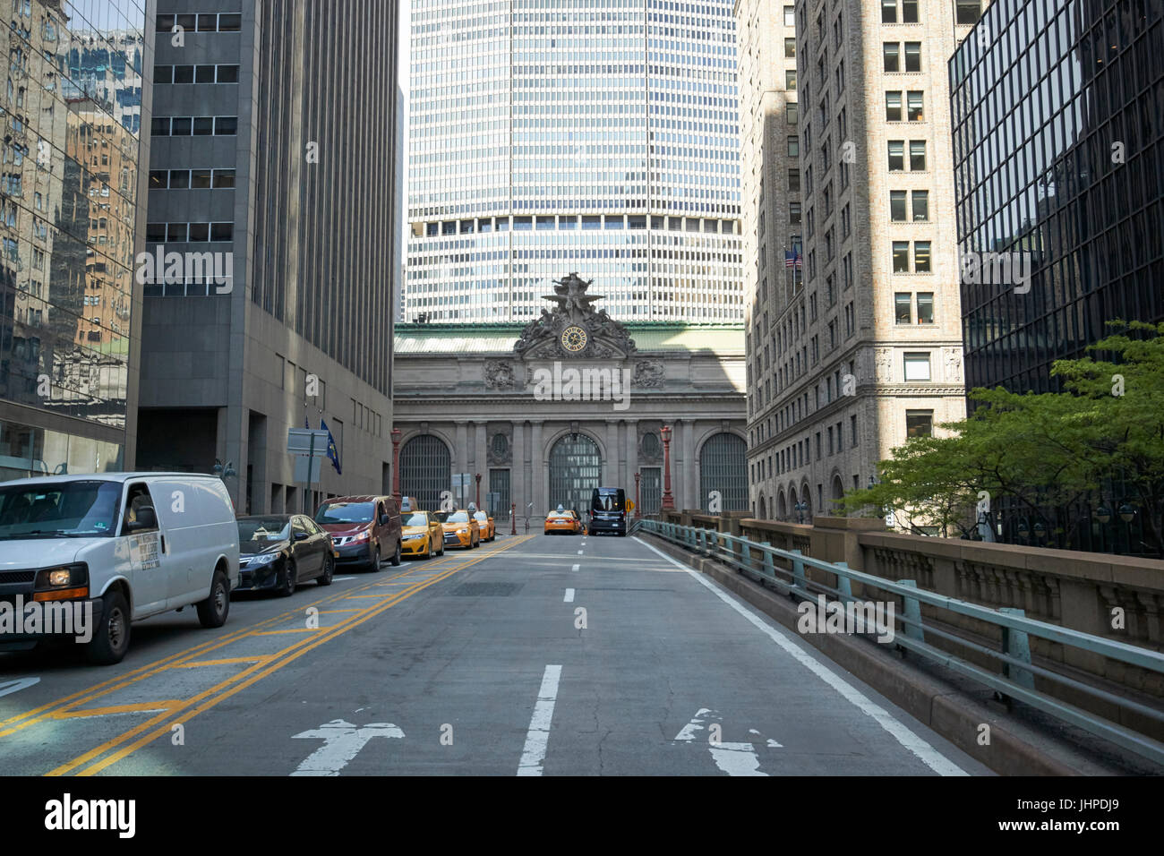 Viaduc sur l'avenue du Parc jusqu'à Grand Central Terminal et metlife building New York USA Banque D'Images