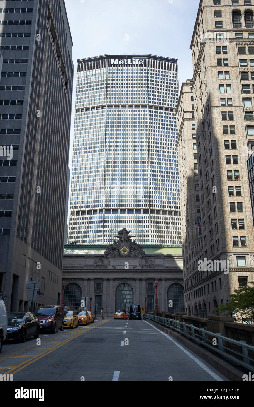 Viaduc sur l'avenue du Parc jusqu'à Grand Central Terminal et metlife building New York USA Banque D'Images