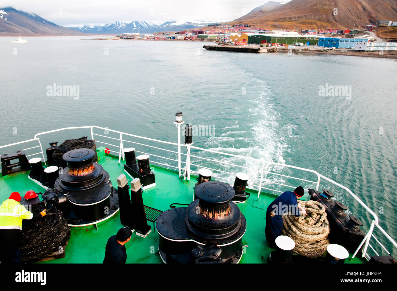 Navire d'expédition sur la côte de Longyearbyen Svalbard - Banque D'Images