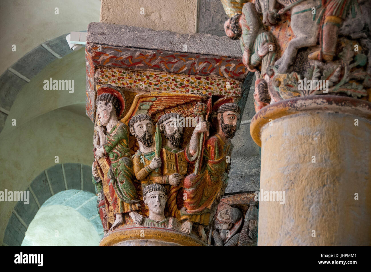 Sculpture sur les colonnes, de l'intérieur de l'église romane de Saint Nectaire, Puy de Dome, Auvergne, France Banque D'Images