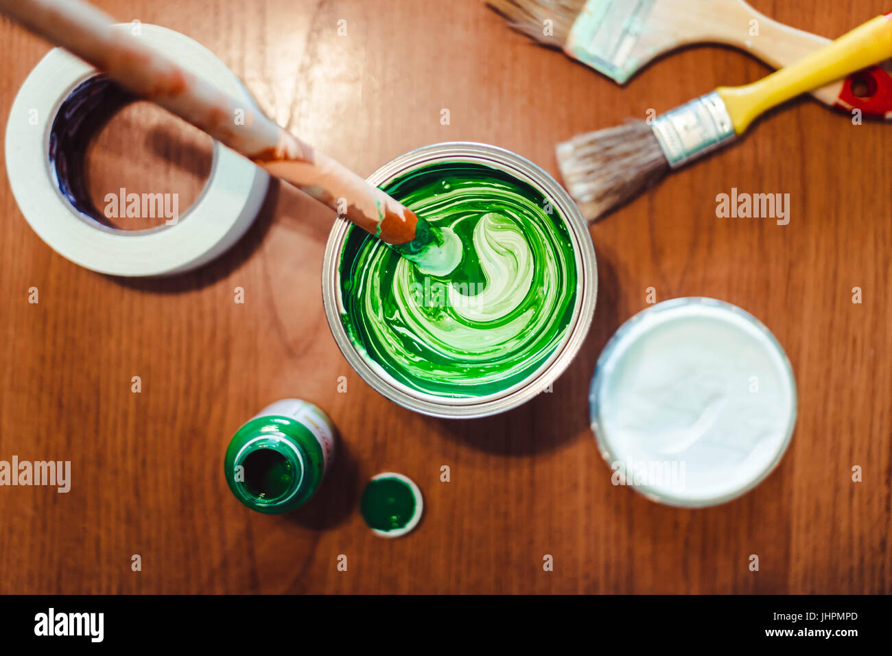 La coloration de peinture blanche dans un pot Photo Stock - Alamy