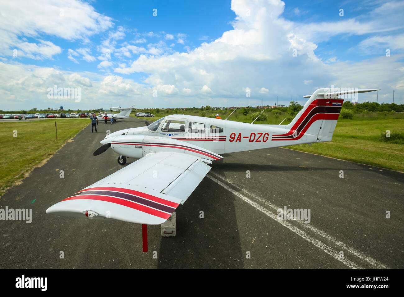 Zagreb, Croatie - 13 MAI 2017 : les gens à visiter le Piper PA- 44 aéronefs Seminole expose à la AIRVG2017, le jour de l'aviation à Velika G Banque D'Images