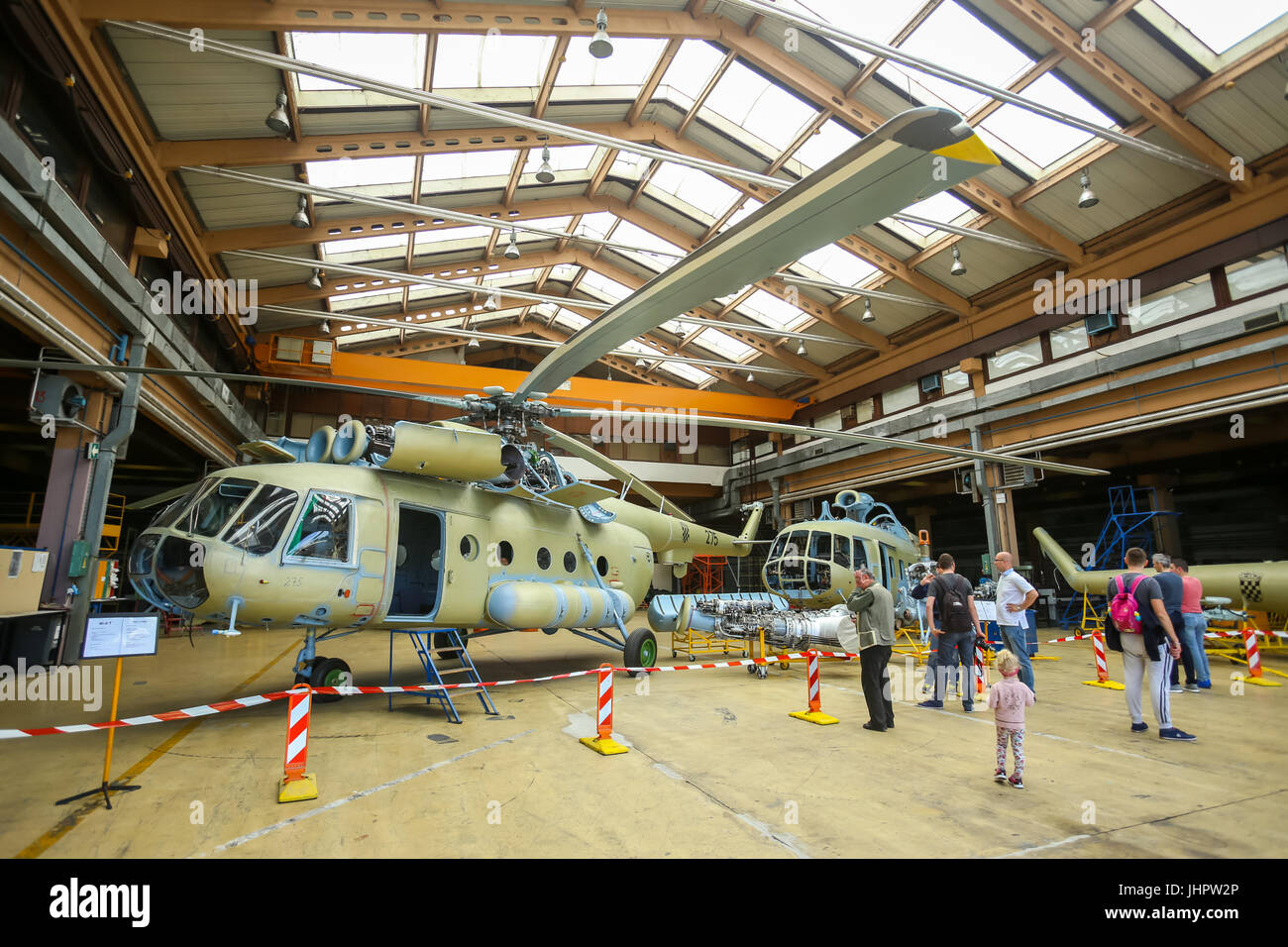 Zagreb, Croatie - 13 MAI 2017 : Les gens de visites le Mil Mi-8 Hip au moment de la révision des avions exposée au AIRVG2017, le jour de l'aviation à Veli Banque D'Images