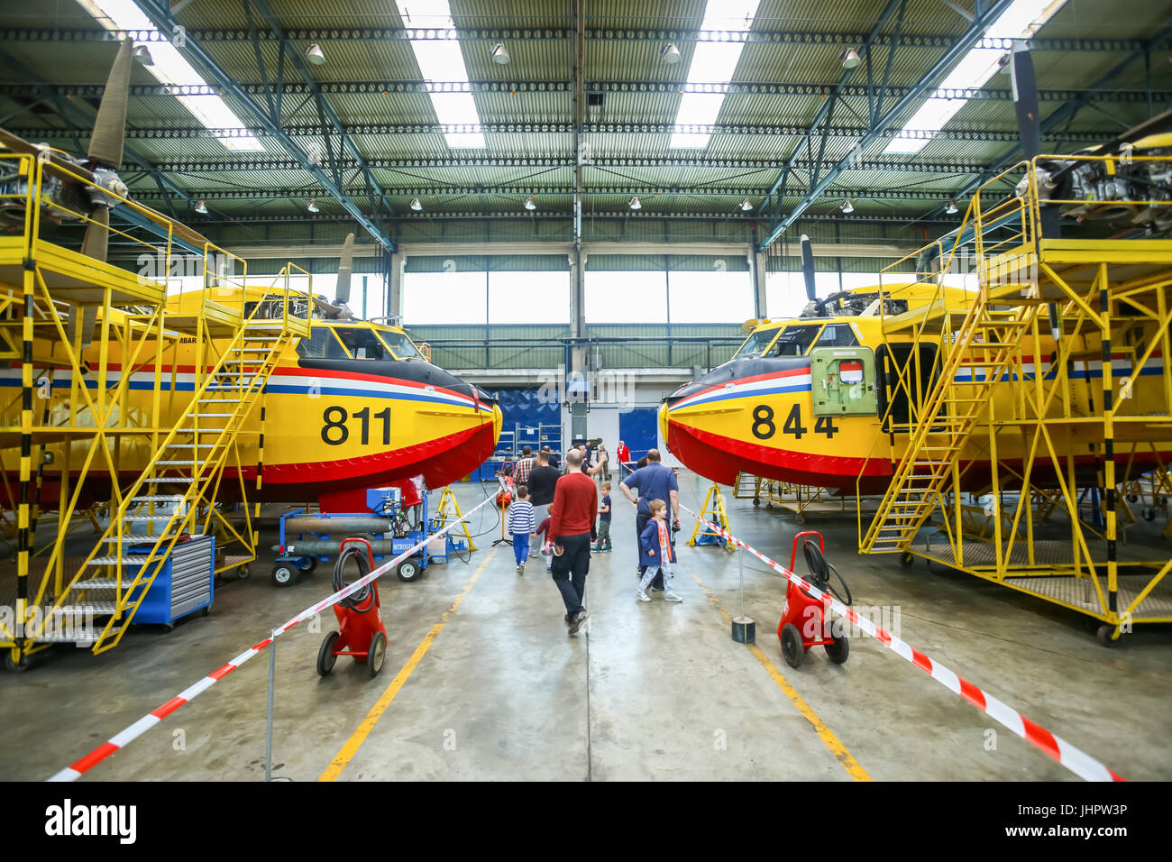 Zagreb, Croatie - 13 MAI 2017 : les gens à visiter les Canadair à l'entretien de hangar à l'AIRVG2017, le jour de l'aviation à Velika Gorica, Croa Banque D'Images