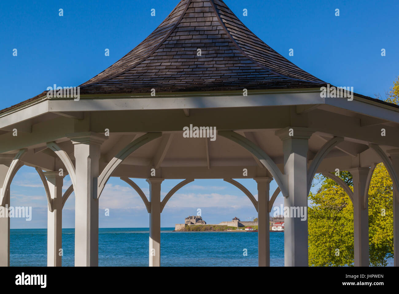 Vue à travers le belvédère de bois à Niagara-on-the-Lake de l'autre côté de la rivière Niagara en direction du parc d'État de Fort Niagara, État de New York. Banque D'Images