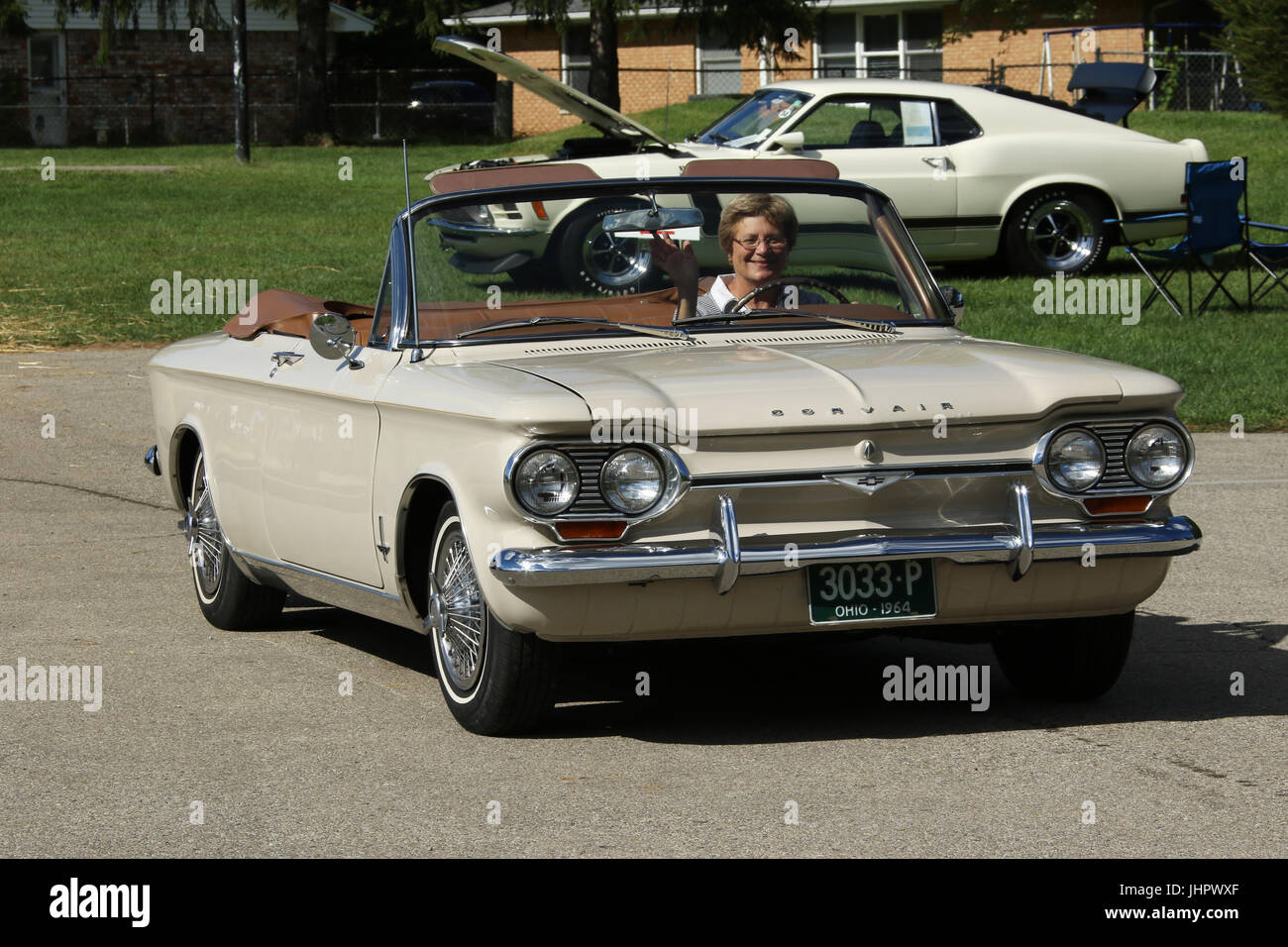 Auto- 1964 Chevrolet Corvair convertibles. Beavercreek Popcorn Festival. Beavercreek, Dayton, Ohio, USA. 3033P Banque D'Images