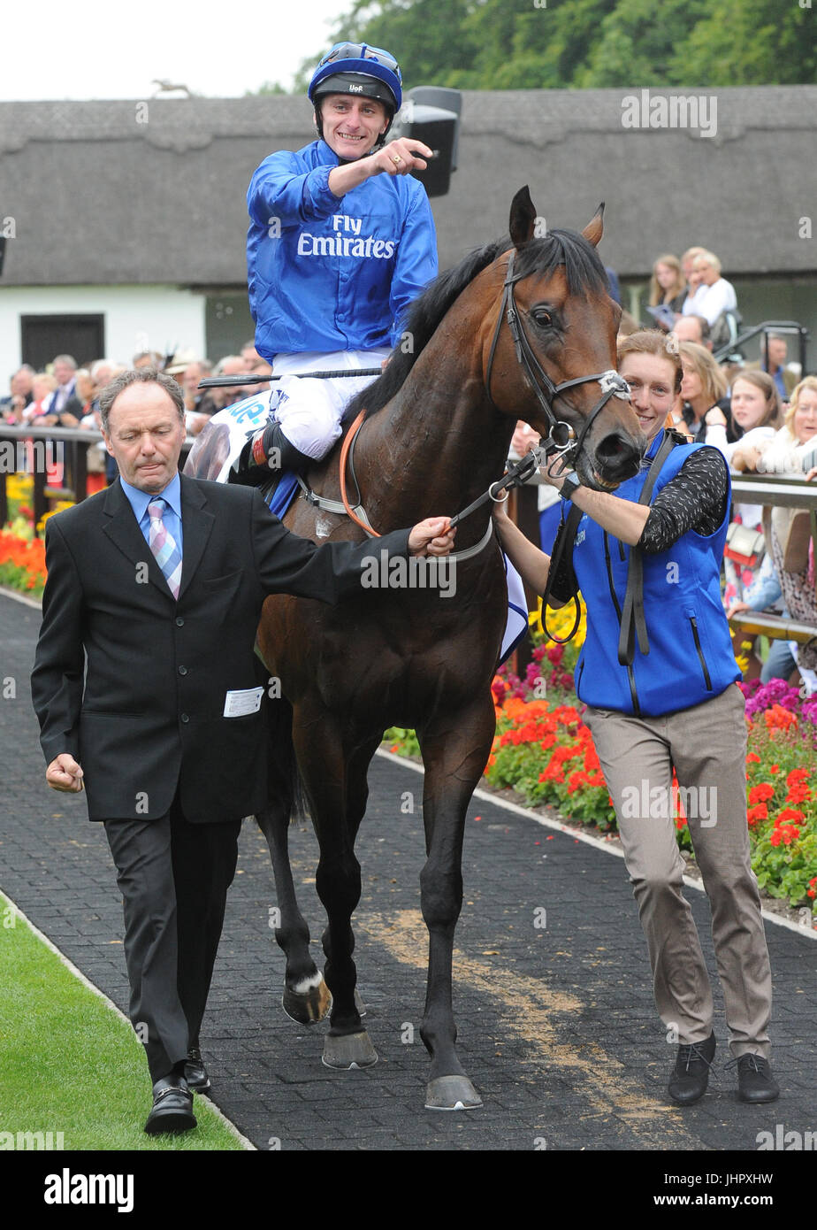 Harry Angel monté par Adam Kirby célèbre remportant la Coupe pendant juillet Darley Darley July Cup Jour de la Moët et Chandon juillet Festival à Newmarket Racecourse. Banque D'Images