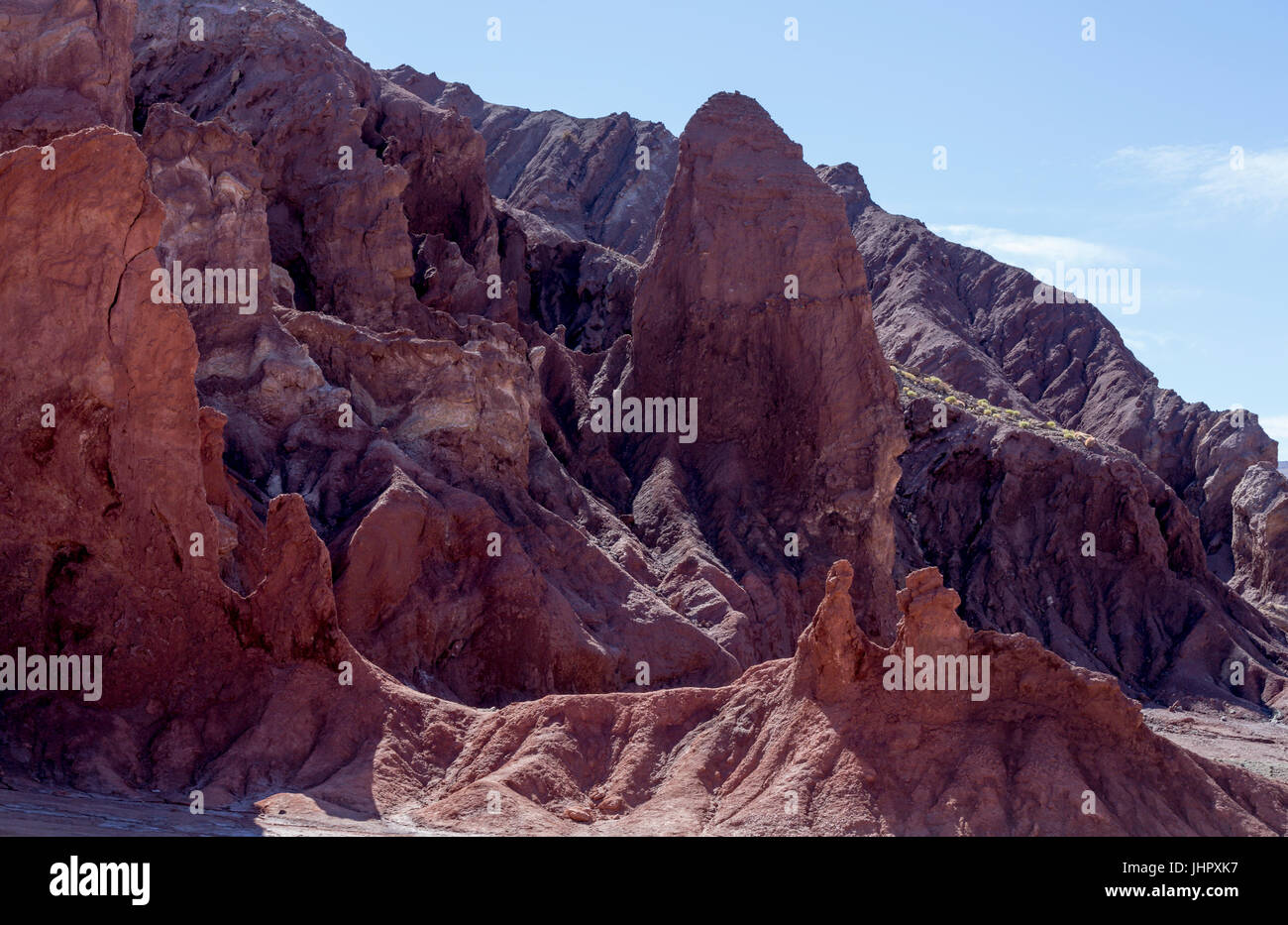 Rainbow Valley dans le désert d'Atacama au Chili. Les roches riches en minéraux des montagnes Domeyko donner le la vallée de couleurs variées allant du rouge au vert. Banque D'Images