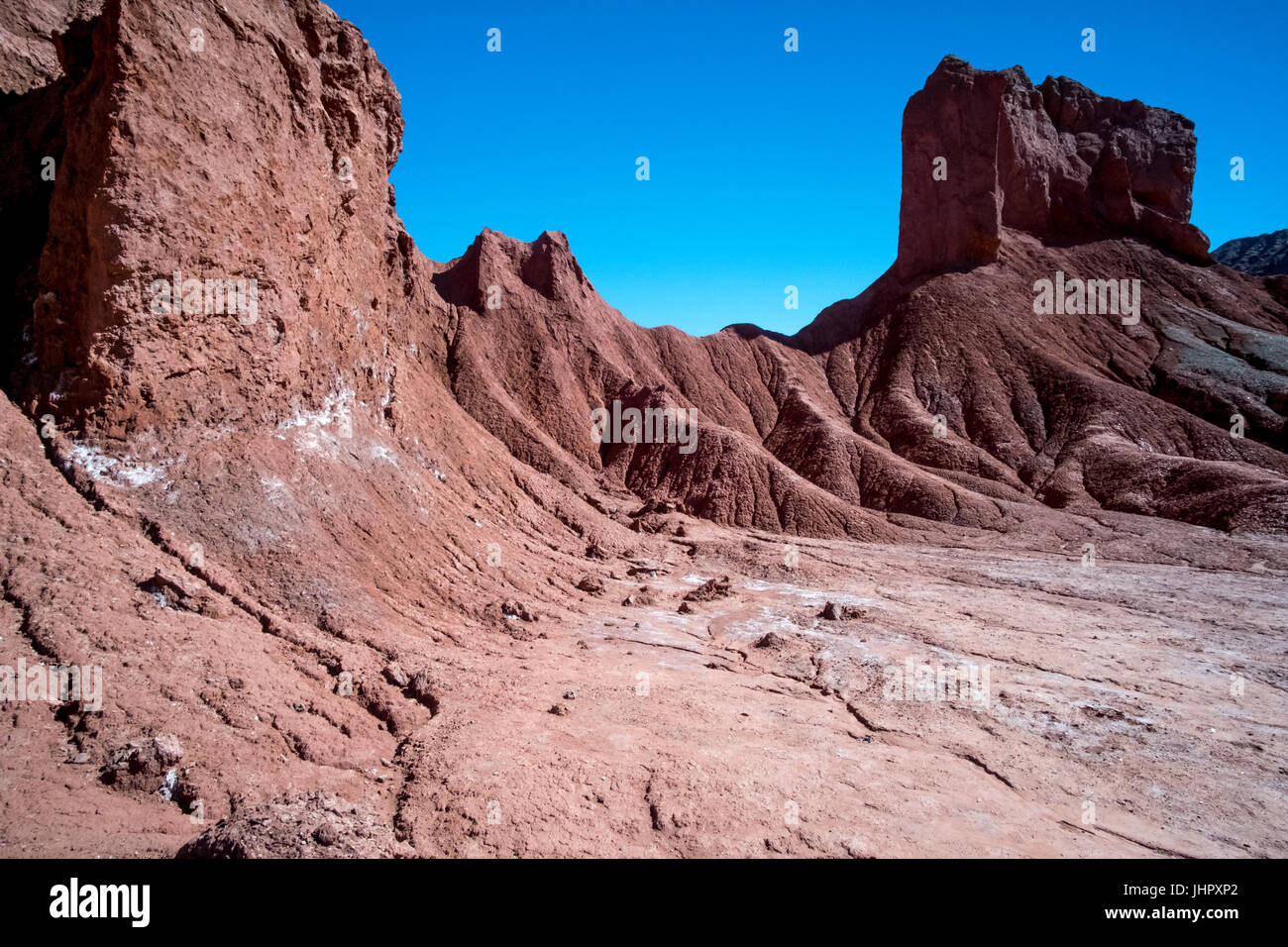 Rainbow Valley dans le désert d'Atacama au Chili. Les roches riches en minéraux des montagnes Domeyko donner le la vallée de couleurs variées allant du rouge au vert. Banque D'Images