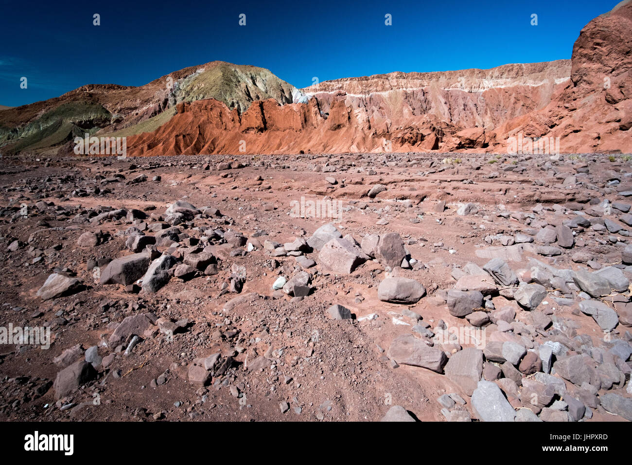 Rainbow Valley dans le désert d'Atacama au Chili. Les roches riches en minéraux des montagnes Domeyko donner le la vallée de couleurs variées allant du rouge au vert. Banque D'Images