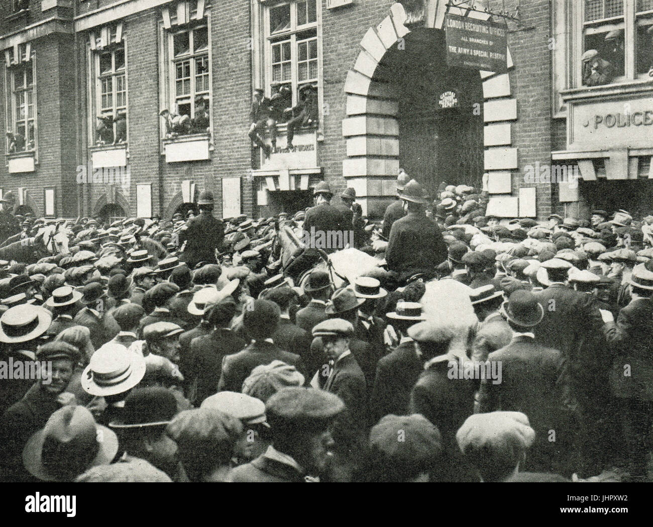 Premières recrues enthousiastes pour l'Armée de Kitchener, Whitehall, Londres Banque D'Images