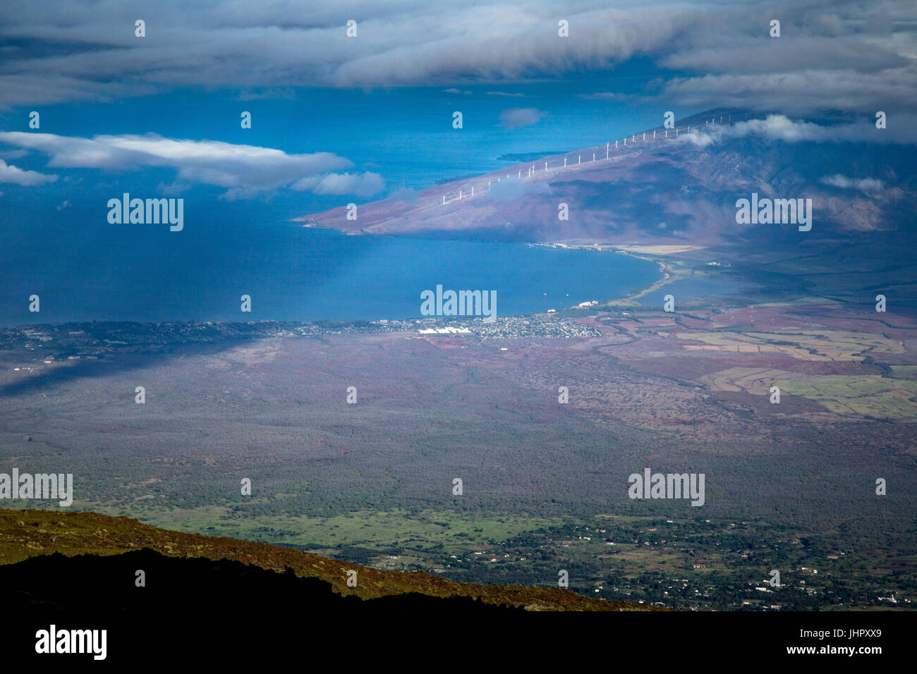 Vue depuis le sommet de Haleakala sur Maui, Hawaii, USA vers la côte ouest de Maui. Banque D'Images