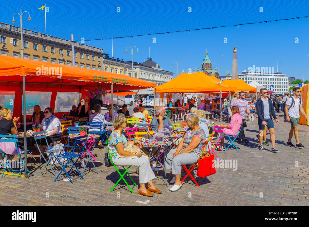 HELSINKI, FINLANDE - le 15 juin 2017 : Cafe scène dans le port du sud de la place du marché, avec les habitants et visiteurs, à Helsinki, Finlande Banque D'Images