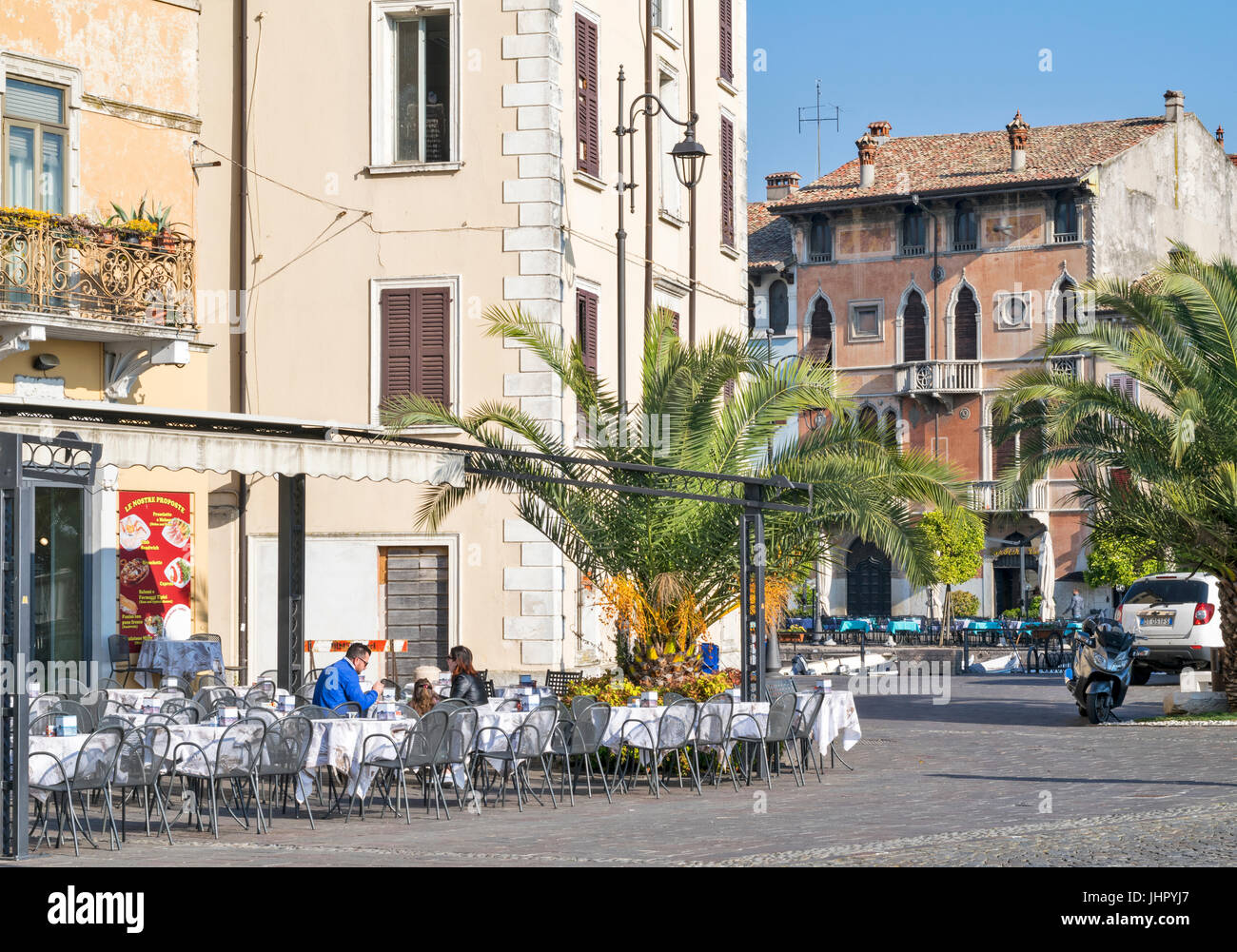 Lac de Garde DESENZANO DEL GARDA LAC TÔT LE MATIN ET AVANT LE CAFÉ DU MATIN AU CAFÉ Banque D'Images