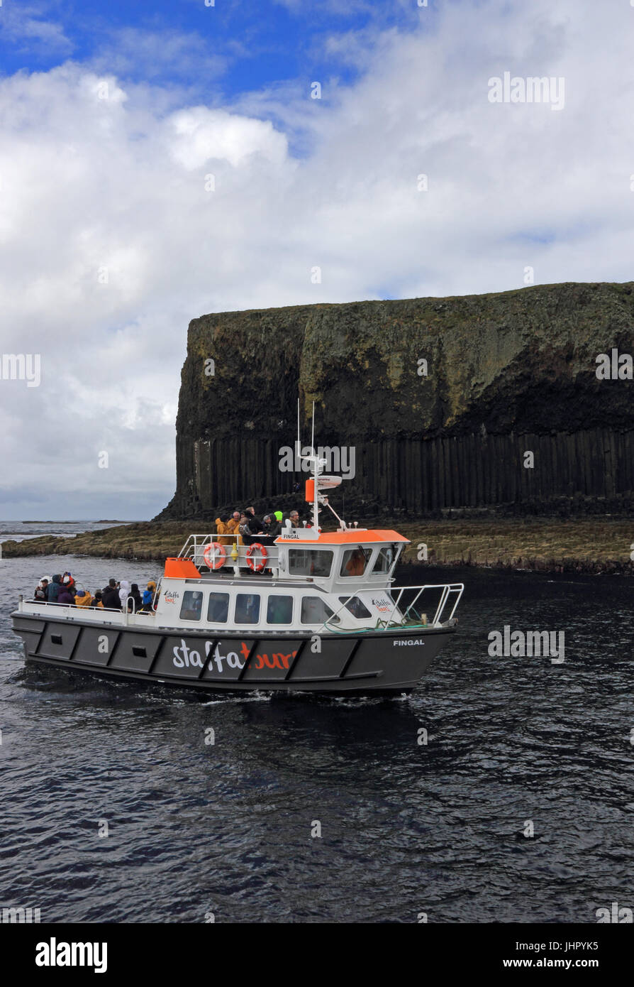 Bateau touristique Fingal, au large de l'île de Staffa, Ecosse Banque D'Images