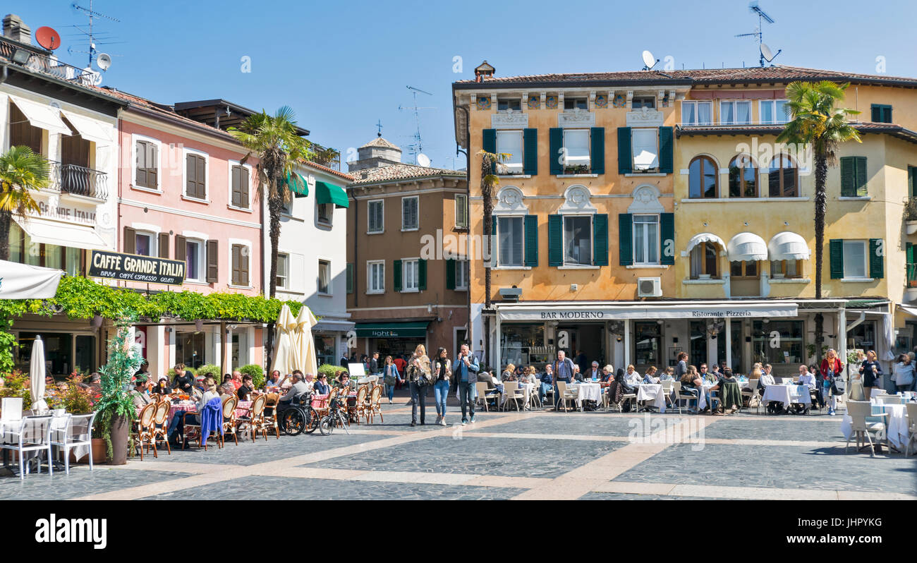 Lac de Garde Sirmione et café crème glace temps dans les cafés de la PLACE CENTRALE AVEC LES TOURISTES Banque D'Images Lac de Garde Sirmione et café crème glace temps dans les cafés de la PLACE CENTRALE AVEC LES TOURISTES Banque D'Images