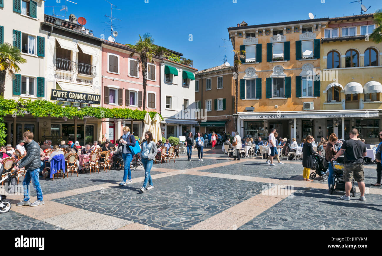 Lac de Garde SIRMIONE COFFEE TIME dans les cafés de la PLACE CENTRALE AVEC LES TOURISTES Banque D'Images Lac de Garde SIRMIONE COFFEE TIME dans les cafés de la PLACE CENTRALE AVEC LES TOURISTES Banque D'Images