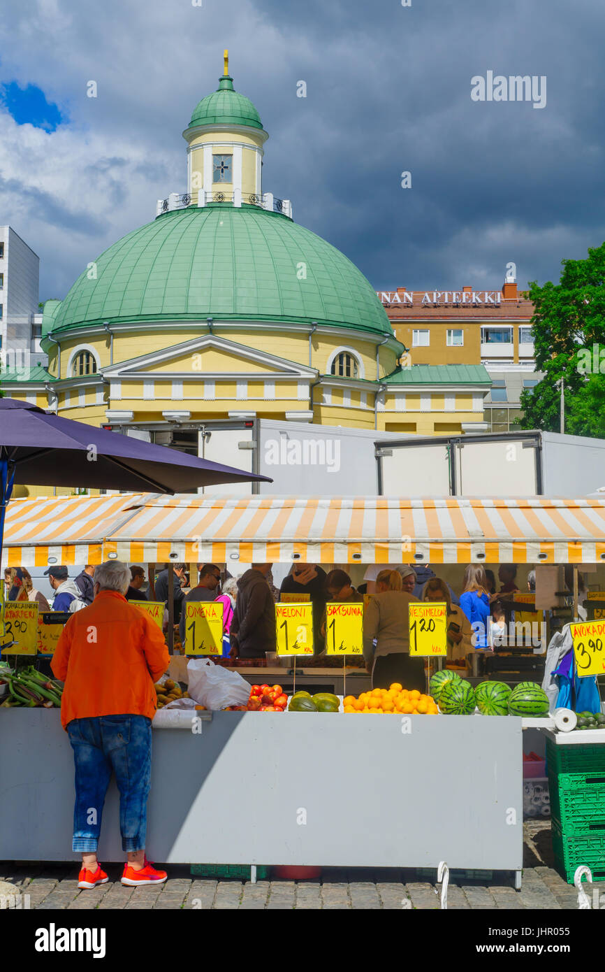 TURKU, FINLANDE - le 23 juin 2017 : Scène de la place du marché, avec les nombreux stands, les acheteurs et vendeurs, et l'Eglise orthodoxe dans l'arrière-plan, en T Banque D'Images