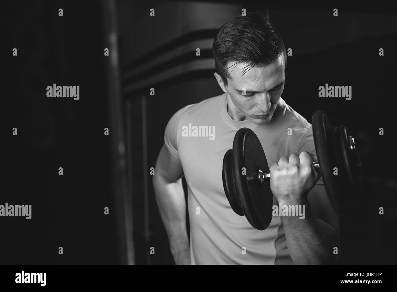 Portrait d'un homme en bonne forme physique dans un centre de remise en forme moderne Banque D'Images
