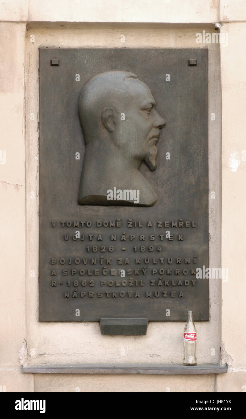 Plaque commémorative consacrée au philanthrope tchèque Vojtěch Náprstek sur la maison où il vécut et mourut à Staré Město (vieille ville) à Prague, République tchèque. Le Musée Náprstek (Náprstkovo muzeum) s'étend maintenant à la Chambre. Texte en tchèque signifie : Vojtěch Náprstek (1826-1894), combattant pour le progrès culturel et social, qui ont posé les fondements de la Musée Náprstek en 1862, a vécu et est mort dans cette chambre. Banque D'Images