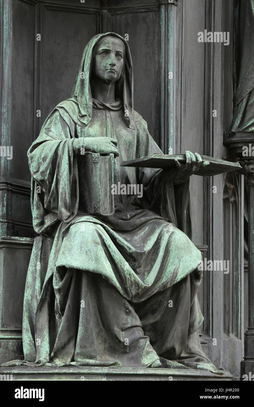 Figure féminine allégorique personnifiant la faculté de théologie de l'université Charles sur le socle du monument à saint empereur romain Charles IV en Křižovnické dans Staré Město carrés (vieille ville) à Prague, République tchèque. Le monument conçu par le sculpteur allemand Ernst Julius Hähnel fut jeté par Jacob fondateur allemand Daniel Burgschmiet en 1844. Banque D'Images