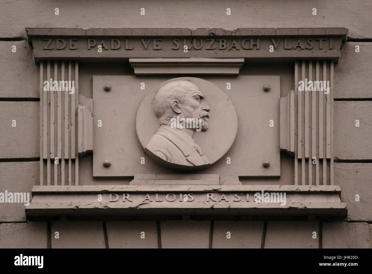 Plaque commémorative consacrée à l'économiste et homme politique tchèque Alois Rašín sur la maison où il a vécu dans la rue Žitná dans Nové Město (Nouvelle ville) à Prague, République tchèque. Alois Rašín a été le premier ministre des Finances de la Tchécoslovaquie indépendante en 1918-1919. Il a été tourné en face de la Chambre le 5 janvier 1923 et est mort après une longue période de souffrance le 18 février 1923. Texte en tchèque signifie : Alois Rašín a été tué ici au service de sa patrie. Banque D'Images