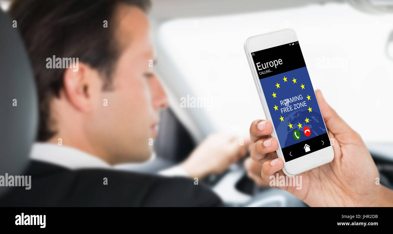 Portrait of businesswoman holding smart phone contre l'homme d'affaires dans le siège du conducteur. Banque D'Images
