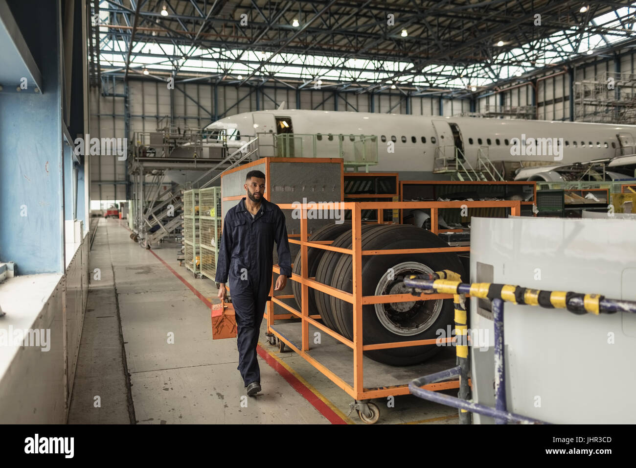 Homme technicien d'entretien d'aéronef transportant au kit d'installation de maintenance des compagnies aériennes Banque D'Images